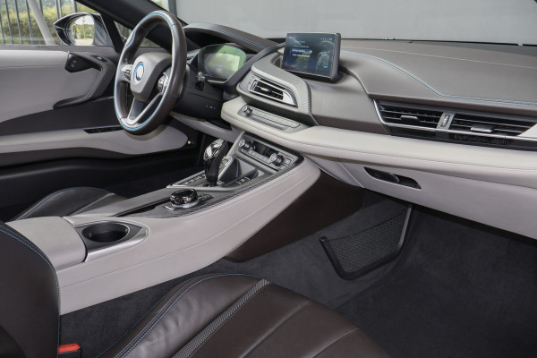 BMW i8 | PROGRESSIVE PACKAGE HARMAN KARDON, HEAD-UP, COMFORT ACCESS | 20" | APPLE CARPLAY | DRY CARBON INTERIOR PACK | I-INTERIOR HALO