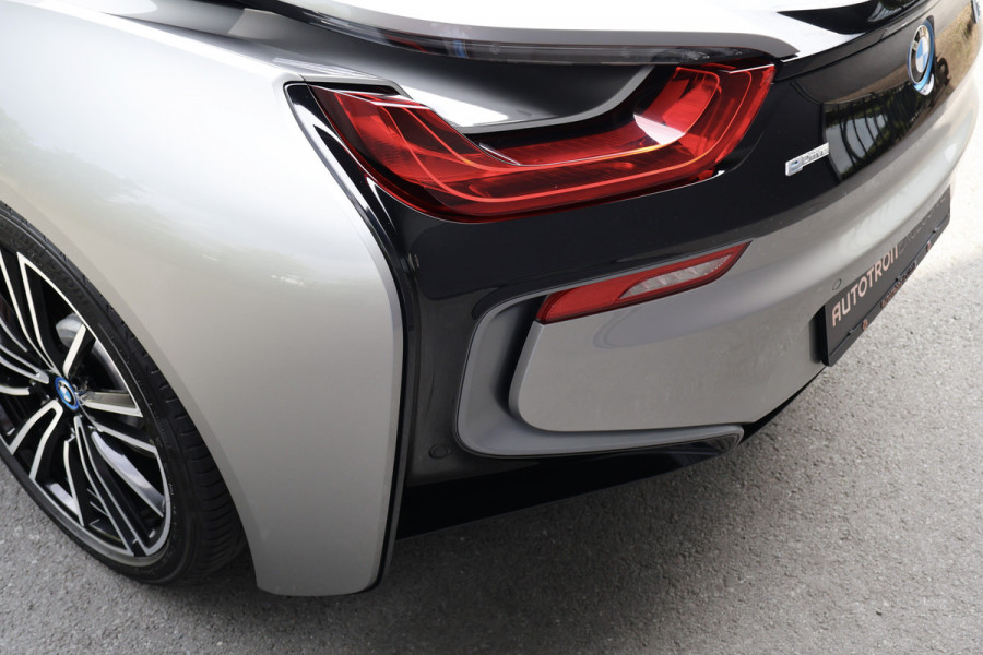 BMW i8 | PROGRESSIVE PACKAGE HARMAN KARDON, HEAD-UP, COMFORT ACCESS | 20" | APPLE CARPLAY | DRY CARBON INTERIOR PACK | I-INTERIOR HALO