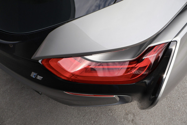 BMW i8 | PROGRESSIVE PACKAGE HARMAN KARDON, HEAD-UP, COMFORT ACCESS | 20" | APPLE CARPLAY | DRY CARBON INTERIOR PACK | I-INTERIOR HALO