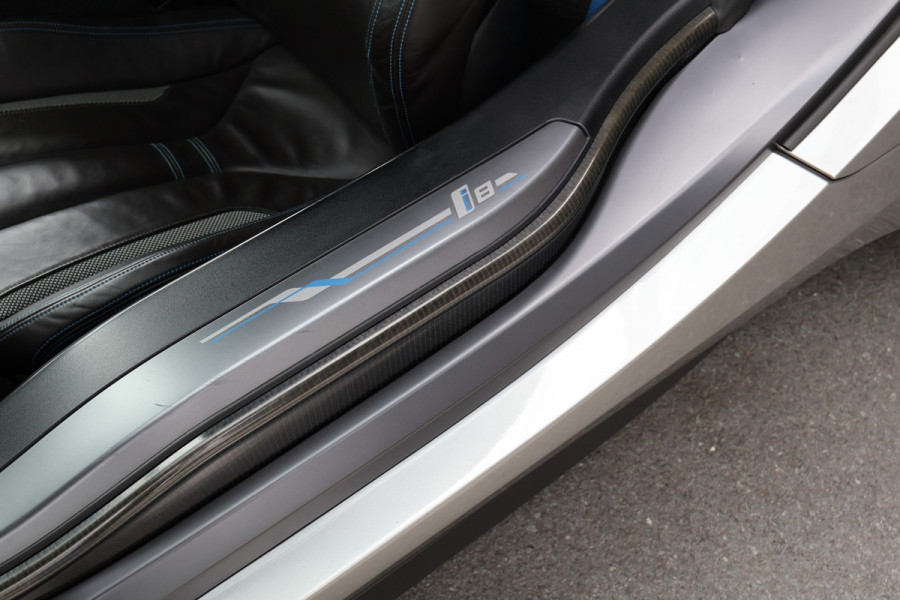 BMW i8 | PROGRESSIVE PACKAGE HARMAN KARDON, HEAD-UP, COMFORT ACCESS | 20" | APPLE CARPLAY | DRY CARBON INTERIOR PACK | I-INTERIOR HALO