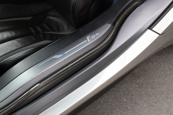 BMW i8 | PROGRESSIVE PACKAGE HARMAN KARDON, HEAD-UP, COMFORT ACCESS | 20" | APPLE CARPLAY | DRY CARBON INTERIOR PACK | I-INTERIOR HALO
