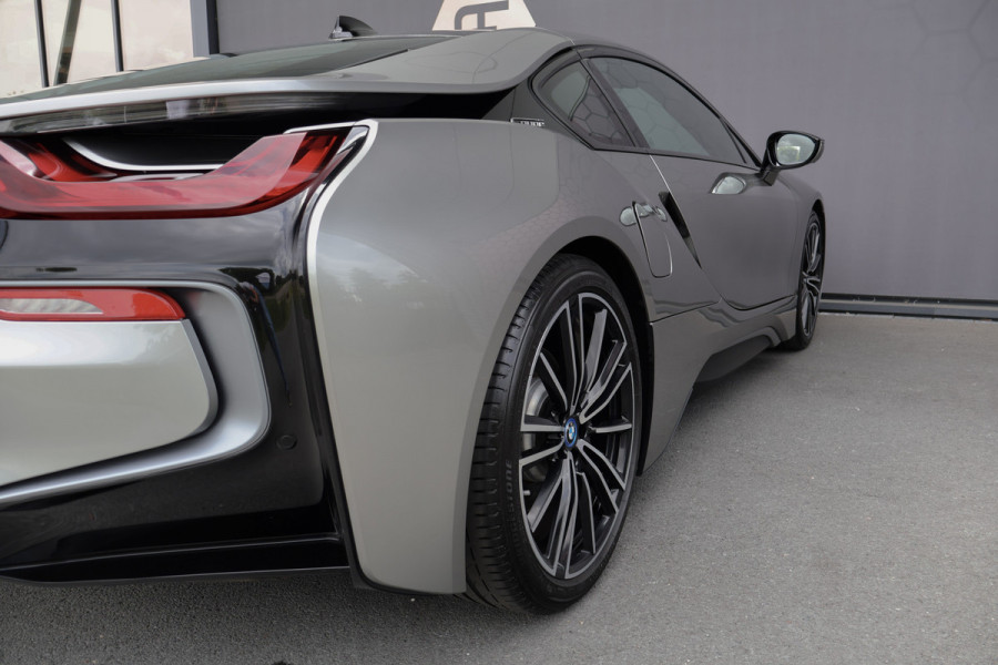 BMW i8 | PROGRESSIVE PACKAGE HARMAN KARDON, HEAD-UP, COMFORT ACCESS | 20" | APPLE CARPLAY | DRY CARBON INTERIOR PACK | I-INTERIOR HALO
