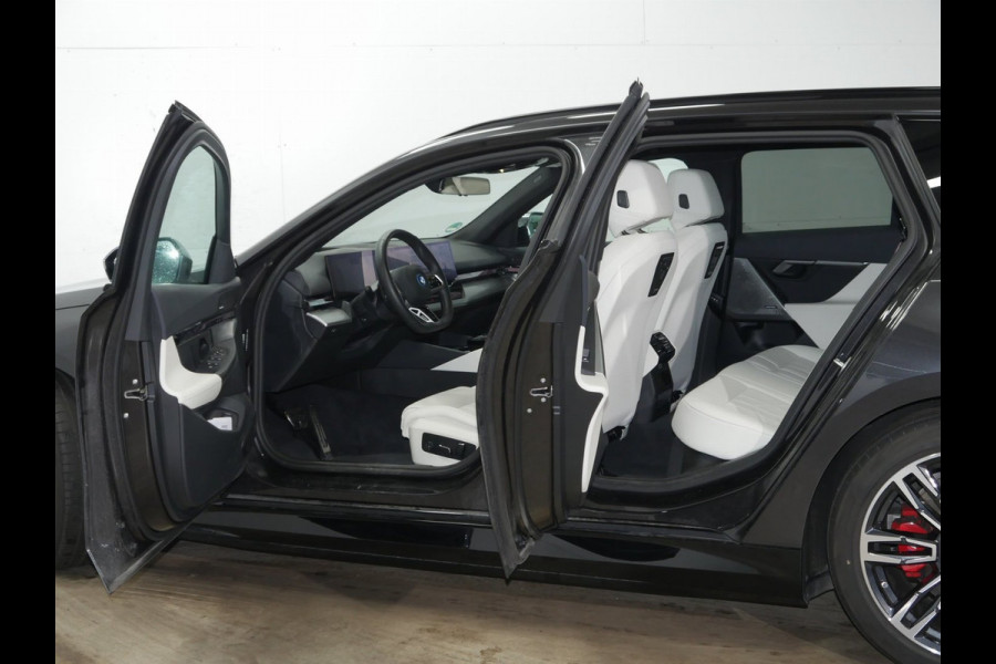 BMW i5 Touring eDrive40 M-Sport Pro - Onderstel Prof - Pano - Trekhaak - Driving Ass Prof