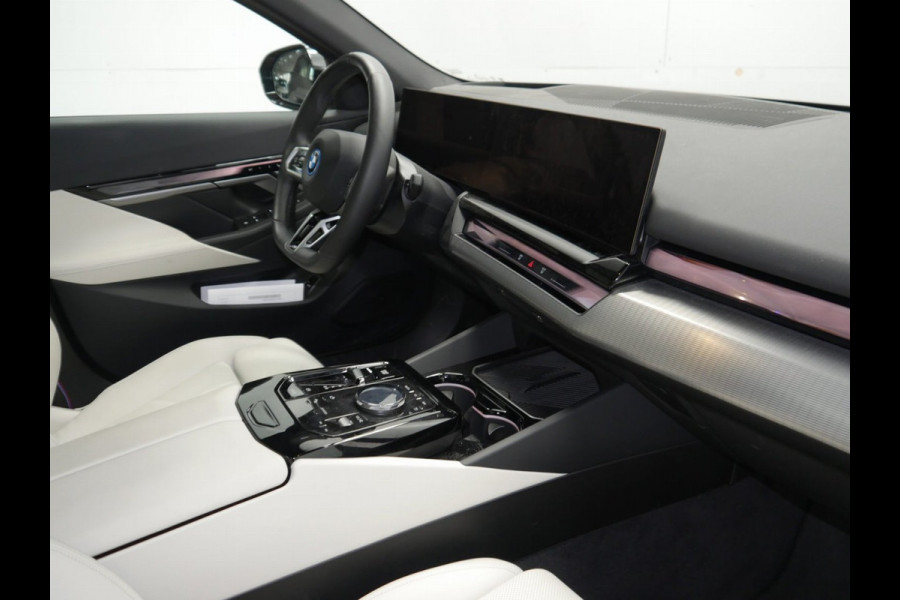 BMW i5 Touring eDrive40 M-Sport Pro - Onderstel Prof - Pano - Trekhaak - Driving Ass Prof