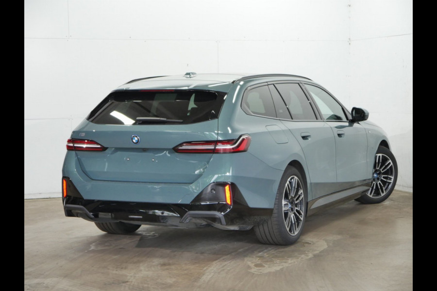 BMW i5 Touring eDrive40 M-Sport - Onderstel Prof - Pano - Trekhaak - Bowers & Wilkins