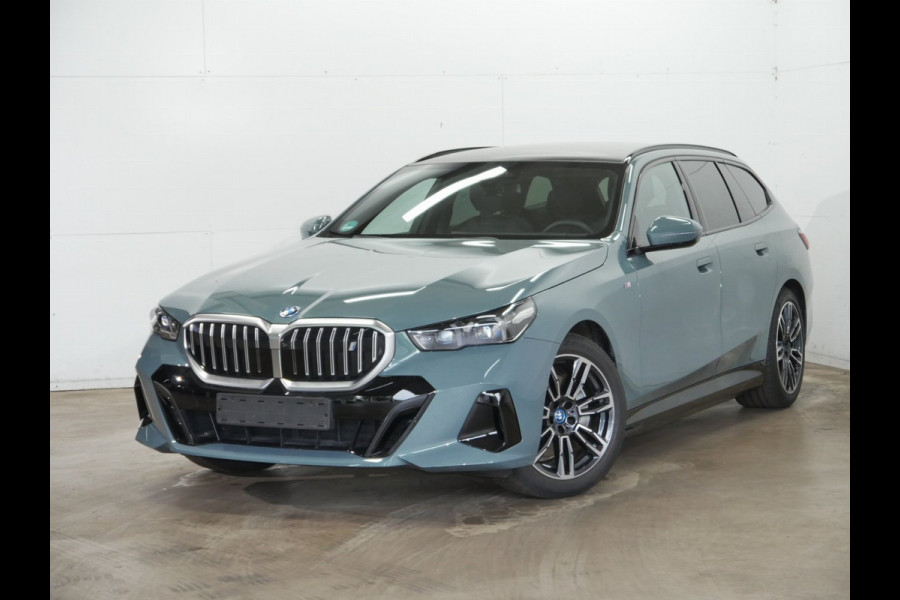 BMW i5 Touring eDrive40 M-Sport - Onderstel Prof - Pano - Trekhaak - Bowers & Wilkins
