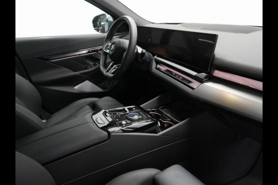 BMW i5 Touring eDrive40 M-Sport - Onderstel Prof - Pano - Trekhaak - Bowers & Wilkins