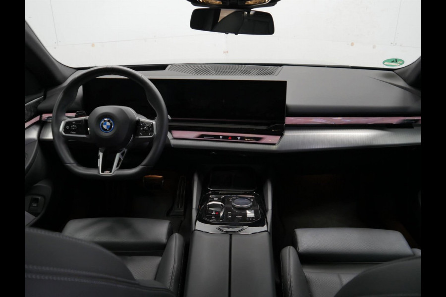 BMW i5 Touring eDrive40 M-Sport - Onderstel Prof - Pano - Trekhaak - Bowers & Wilkins
