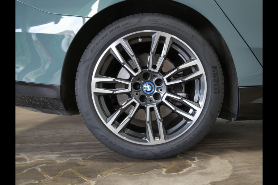 BMW i5 Touring eDrive40 M-Sport - Onderstel Prof - Pano - Trekhaak - Bowers & Wilkins