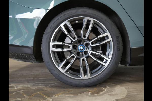 BMW i5 Touring eDrive40 M-Sport - Onderstel Prof - Pano - Trekhaak - Bowers & Wilkins