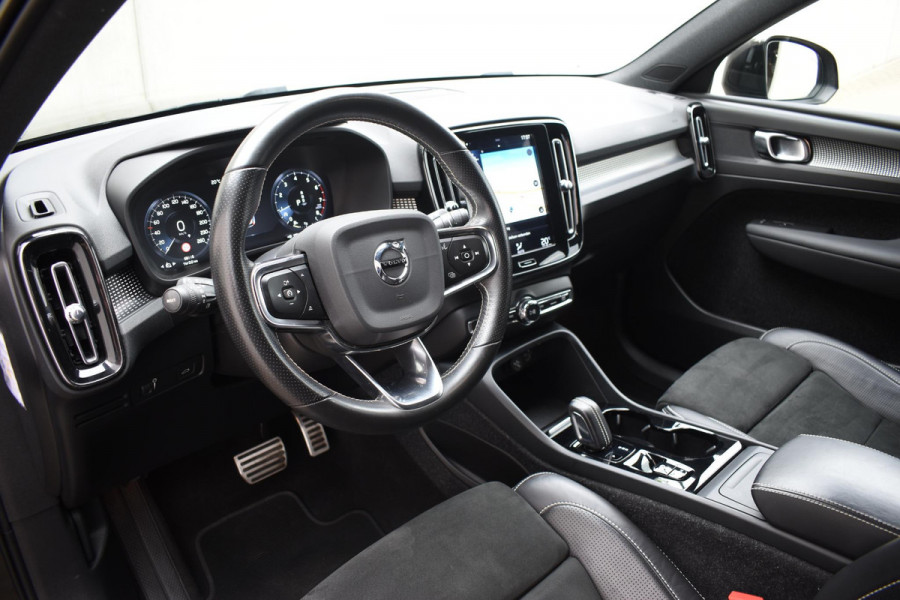 Volvo XC40 T2 129PK Automaat R-Design / Navigatie / Parkeersensoren / Adaptieve Cruise control / R-Design leder-Nubuck bekl. / Dodehoeksensor / Extra getint glas / All season banden