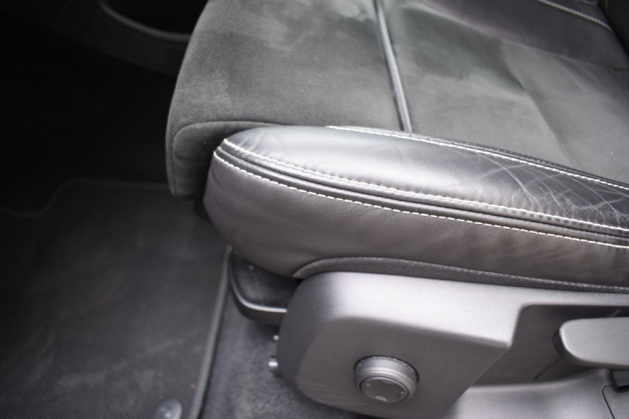Volvo XC40 T2 129PK Automaat R-Design / Navigatie / Parkeersensoren / Adaptieve Cruise control / R-Design leder-Nubuck bekl. / Dodehoeksensor / Extra getint glas / All season banden