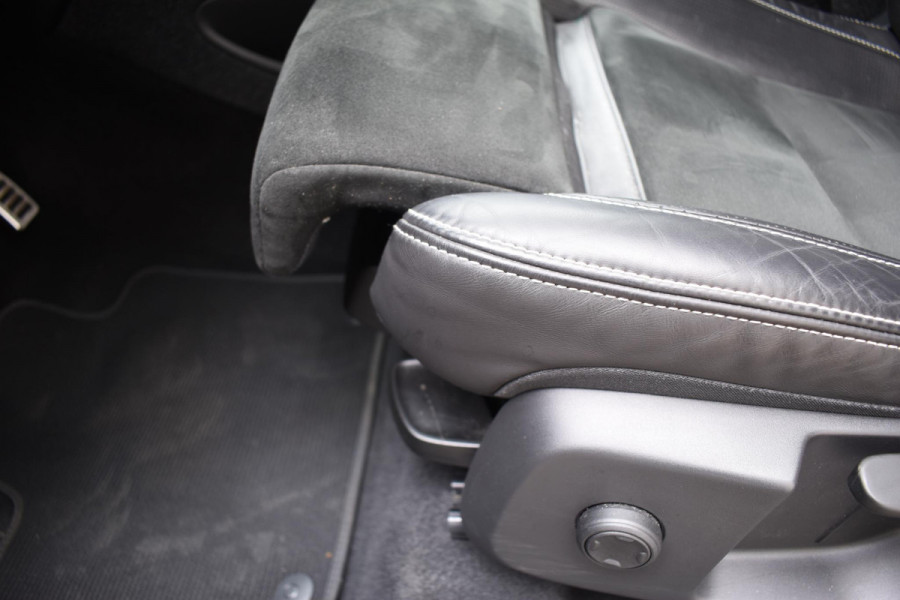 Volvo XC40 T2 129PK Automaat R-Design / Navigatie / Parkeersensoren / Adaptieve Cruise control / R-Design leder-Nubuck bekl. / Dodehoeksensor / Extra getint glas / All season banden