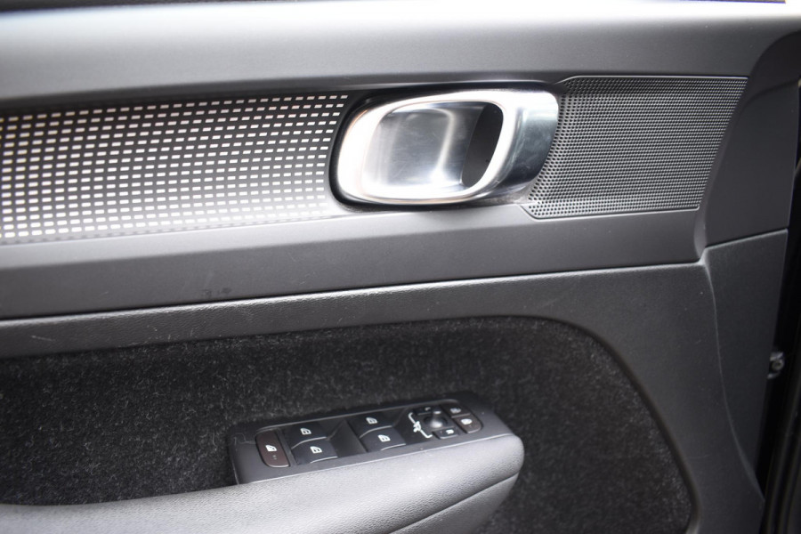 Volvo XC40 T2 129PK Automaat R-Design / Navigatie / Parkeersensoren / Adaptieve Cruise control / R-Design leder-Nubuck bekl. / Dodehoeksensor / Extra getint glas / All season banden