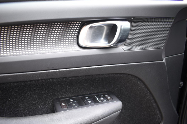 Volvo XC40 T2 129PK Automaat R-Design / Navigatie / Parkeersensoren / Adaptieve Cruise control / R-Design leder-Nubuck bekl. / Dodehoeksensor / Extra getint glas / All season banden