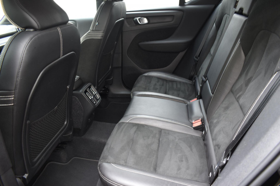 Volvo XC40 T2 129PK Automaat R-Design / Navigatie / Parkeersensoren / Adaptieve Cruise control / R-Design leder-Nubuck bekl. / Dodehoeksensor / Extra getint glas / All season banden
