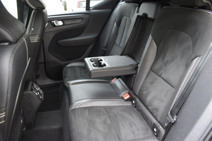 Volvo XC40 T2 129PK Automaat R-Design / Navigatie / Parkeersensoren / Adaptieve Cruise control / R-Design leder-Nubuck bekl. / Dodehoeksensor / Extra getint glas / All season banden