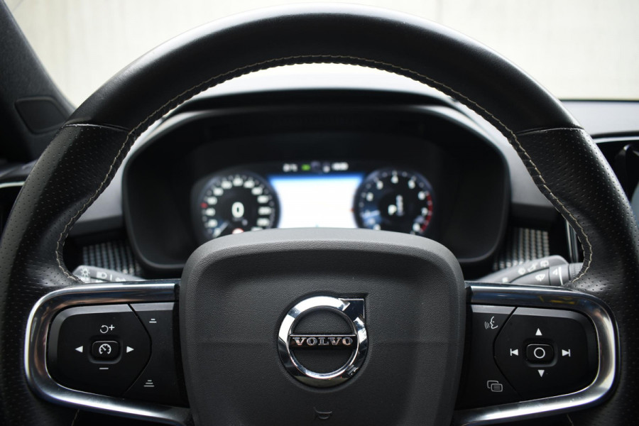 Volvo XC40 T2 129PK Automaat R-Design / Navigatie / Parkeersensoren / Adaptieve Cruise control / R-Design leder-Nubuck bekl. / Dodehoeksensor / Extra getint glas / All season banden