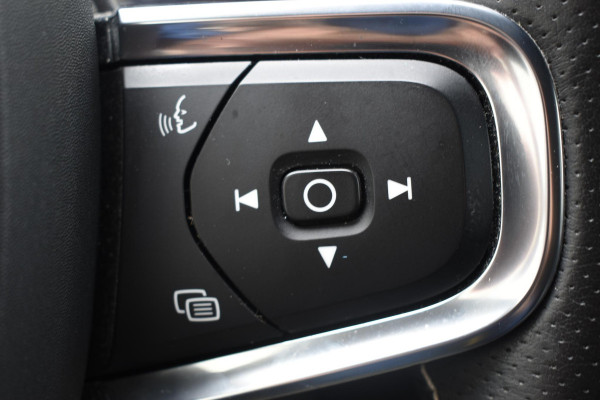 Volvo XC40 T2 129PK Automaat R-Design / Navigatie / Parkeersensoren / Adaptieve Cruise control / R-Design leder-Nubuck bekl. / Dodehoeksensor / Extra getint glas / All season banden