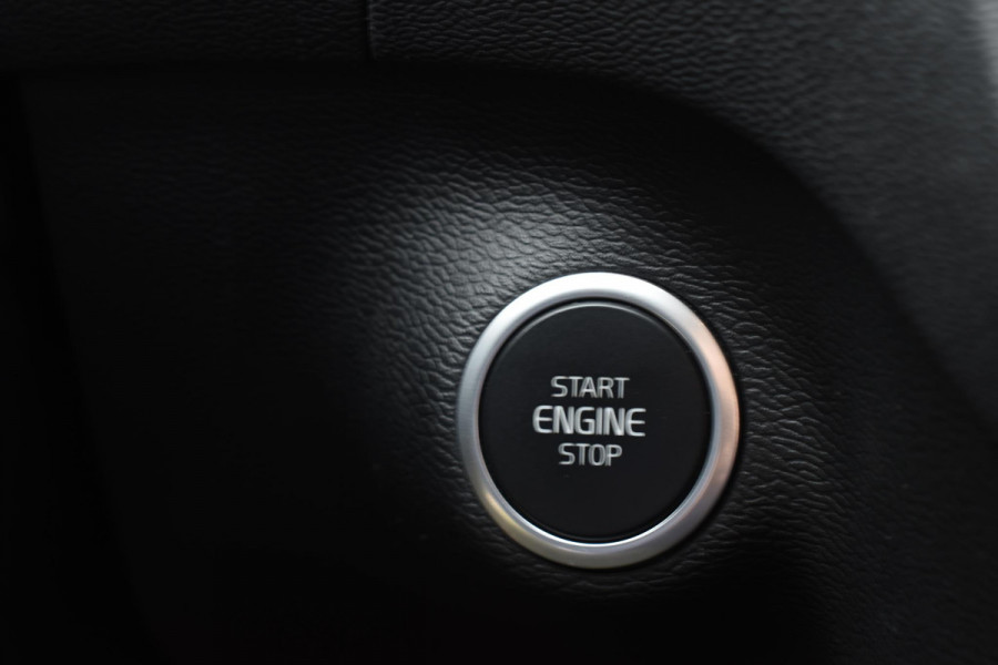 Volvo XC40 T2 129PK Automaat R-Design / Navigatie / Parkeersensoren / Adaptieve Cruise control / R-Design leder-Nubuck bekl. / Dodehoeksensor / Extra getint glas / All season banden