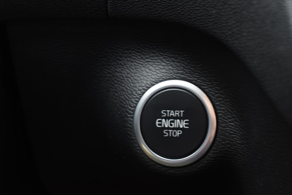 Volvo XC40 T2 129PK Automaat R-Design / Navigatie / Parkeersensoren / Adaptieve Cruise control / R-Design leder-Nubuck bekl. / Dodehoeksensor / Extra getint glas / All season banden