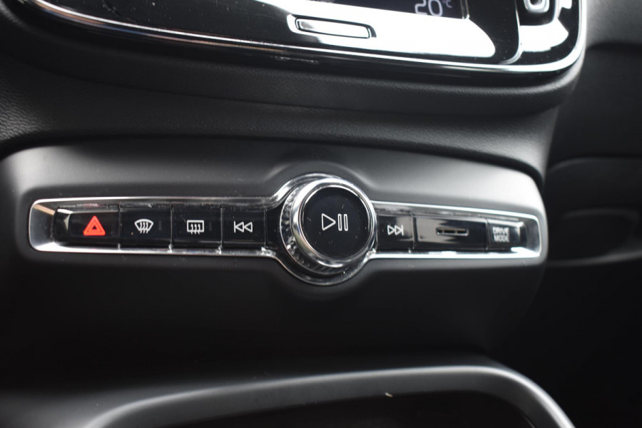 Volvo XC40 T2 129PK Automaat R-Design / Navigatie / Parkeersensoren / Adaptieve Cruise control / R-Design leder-Nubuck bekl. / Dodehoeksensor / Extra getint glas / All season banden