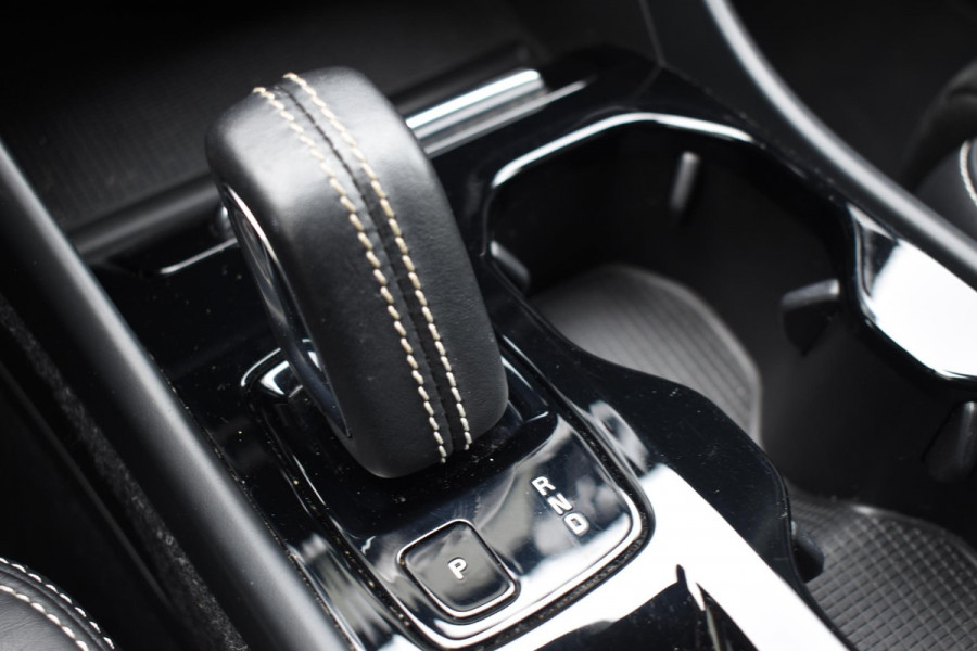 Volvo XC40 T2 129PK Automaat R-Design / Navigatie / Parkeersensoren / Adaptieve Cruise control / R-Design leder-Nubuck bekl. / Dodehoeksensor / Extra getint glas / All season banden