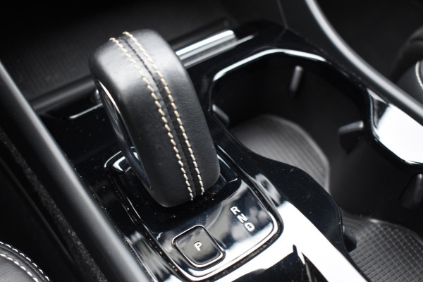 Volvo XC40 T2 129PK Automaat R-Design / Navigatie / Parkeersensoren / Adaptieve Cruise control / R-Design leder-Nubuck bekl. / Dodehoeksensor / Extra getint glas / All season banden