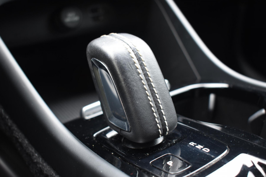 Volvo XC40 T2 129PK Automaat R-Design / Navigatie / Parkeersensoren / Adaptieve Cruise control / R-Design leder-Nubuck bekl. / Dodehoeksensor / Extra getint glas / All season banden