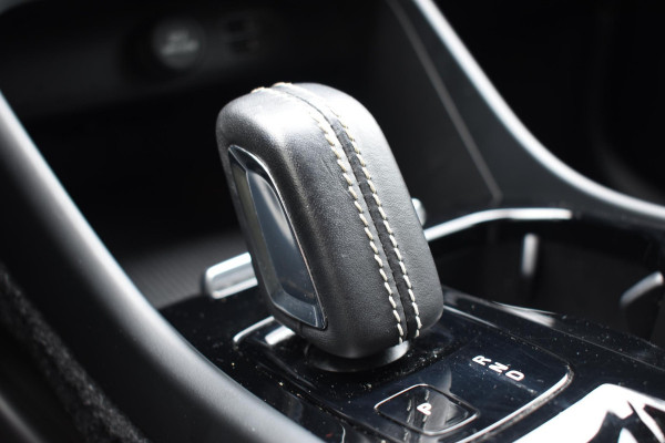 Volvo XC40 T2 129PK Automaat R-Design / Navigatie / Parkeersensoren / Adaptieve Cruise control / R-Design leder-Nubuck bekl. / Dodehoeksensor / Extra getint glas / All season banden