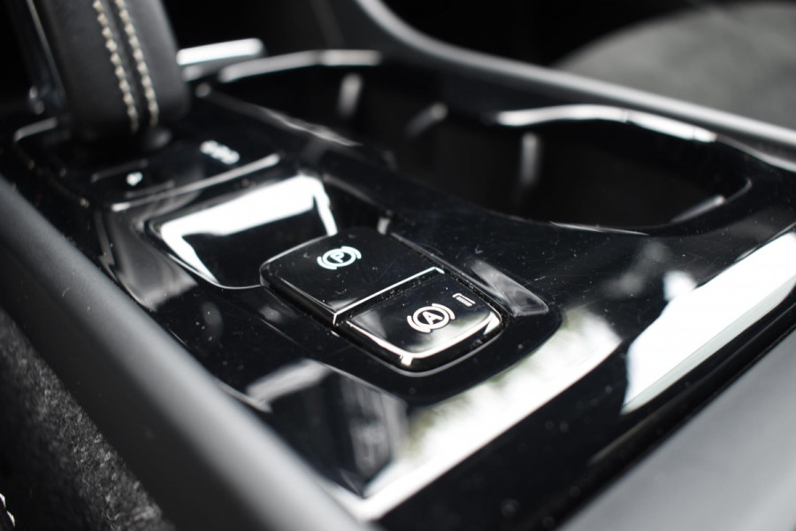 Volvo XC40 T2 129PK Automaat R-Design / Navigatie / Parkeersensoren / Adaptieve Cruise control / R-Design leder-Nubuck bekl. / Dodehoeksensor / Extra getint glas / All season banden