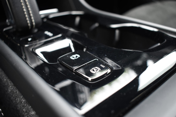 Volvo XC40 T2 129PK Automaat R-Design / Navigatie / Parkeersensoren / Adaptieve Cruise control / R-Design leder-Nubuck bekl. / Dodehoeksensor / Extra getint glas / All season banden