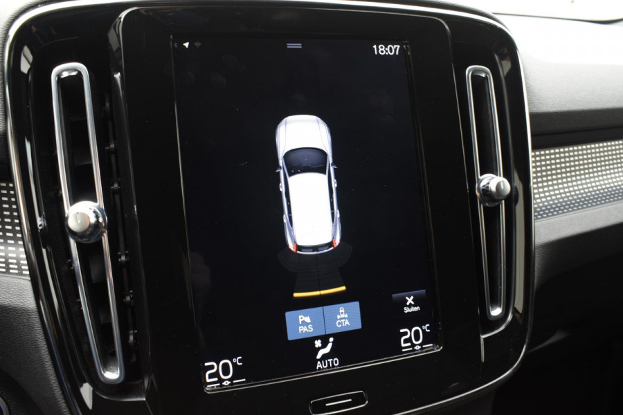 Volvo XC40 T2 129PK Automaat R-Design / Navigatie / Parkeersensoren / Adaptieve Cruise control / R-Design leder-Nubuck bekl. / Dodehoeksensor / Extra getint glas / All season banden