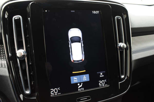 Volvo XC40 T2 129PK Automaat R-Design / Navigatie / Parkeersensoren / Adaptieve Cruise control / R-Design leder-Nubuck bekl. / Dodehoeksensor / Extra getint glas / All season banden