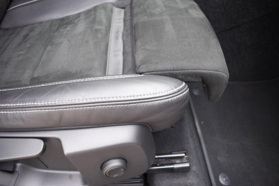 Volvo XC40 T2 129PK Automaat R-Design / Navigatie / Parkeersensoren / Adaptieve Cruise control / R-Design leder-Nubuck bekl. / Dodehoeksensor / Extra getint glas / All season banden