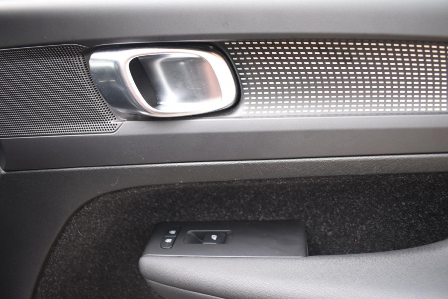 Volvo XC40 T2 129PK Automaat R-Design / Navigatie / Parkeersensoren / Adaptieve Cruise control / R-Design leder-Nubuck bekl. / Dodehoeksensor / Extra getint glas / All season banden
