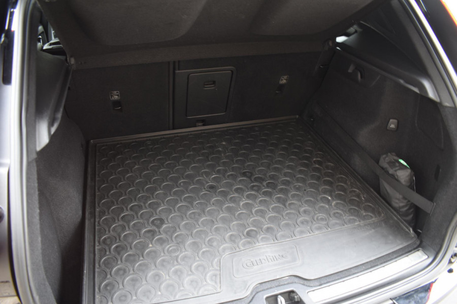 Volvo XC40 T2 129PK Automaat R-Design / Navigatie / Parkeersensoren / Adaptieve Cruise control / R-Design leder-Nubuck bekl. / Dodehoeksensor / Extra getint glas / All season banden