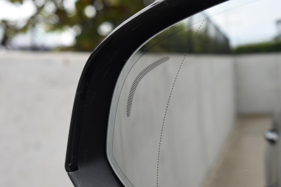 Volvo XC40 T2 129PK Automaat R-Design / Navigatie / Parkeersensoren / Adaptieve Cruise control / R-Design leder-Nubuck bekl. / Dodehoeksensor / Extra getint glas / All season banden