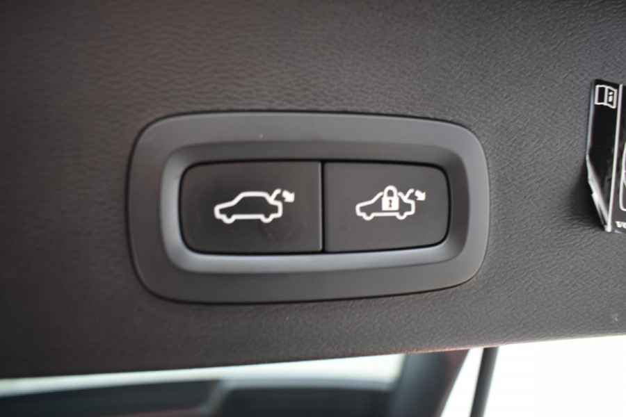 Volvo XC40 T2 129PK Automaat R-Design / Navigatie / Parkeersensoren / Adaptieve Cruise control / R-Design leder-Nubuck bekl. / Dodehoeksensor / Extra getint glas / All season banden