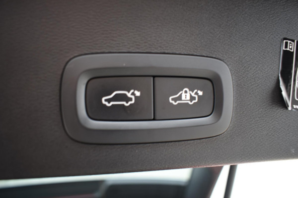 Volvo XC40 T2 129PK Automaat R-Design / Navigatie / Parkeersensoren / Adaptieve Cruise control / R-Design leder-Nubuck bekl. / Dodehoeksensor / Extra getint glas / All season banden