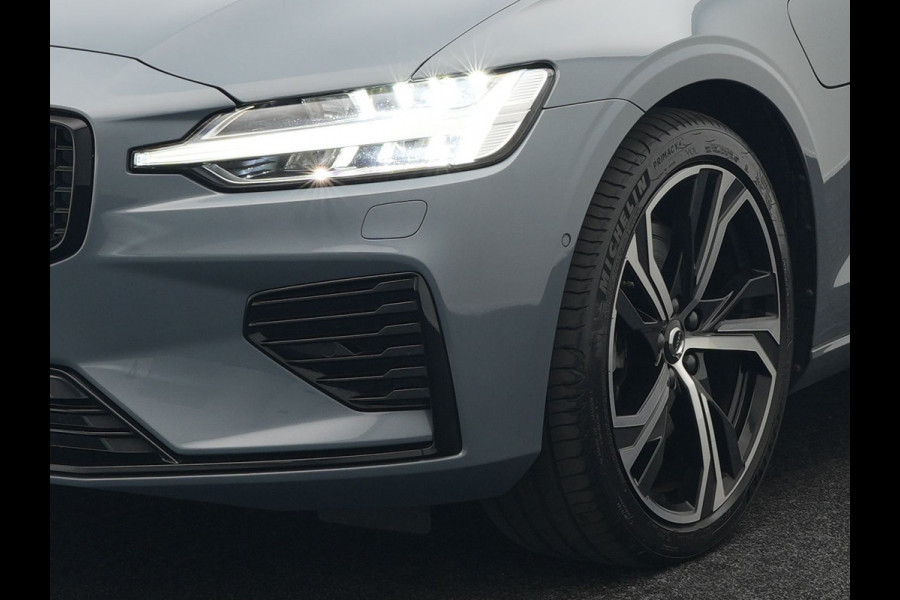 Volvo V60 T8 AWD Plus Dark Plug In Hybrid Thunder Grey 390pk Dealer O.H. Long Range PHEV | Panodak | Lederen Sportstoelen Memory | Pilot Assist | Google Assistant | Adaptive Cruise | Harman Kardon | Camera | Apple Carplay | Stoel & Stuurverwarming |