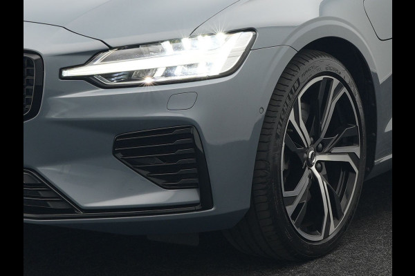 Volvo V60 T8 AWD Plus Dark Plug In Hybrid Thunder Grey 390pk Dealer O.H. Long Range PHEV | Panodak | Lederen Sportstoelen Memory | Pilot Assist | Google Assistant | Adaptive Cruise | Harman Kardon | Camera | Apple Carplay | Stoel & Stuurverwarming |