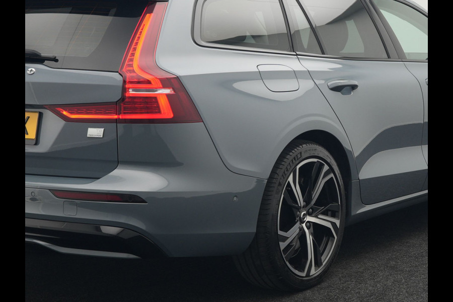 Volvo V60 T8 AWD Plus Dark Plug In Hybrid Thunder Grey 390pk Dealer O.H. Long Range PHEV | Panodak | Lederen Sportstoelen Memory | Pilot Assist | Google Assistant | Adaptive Cruise | Harman Kardon | Camera | Apple Carplay | Stoel & Stuurverwarming |