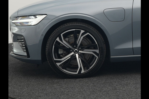 Volvo V60 T8 AWD Plus Dark Plug In Hybrid Thunder Grey 390pk Dealer O.H. Long Range PHEV | Panodak | Lederen Sportstoelen Memory | Pilot Assist | Google Assistant | Adaptive Cruise | Harman Kardon | Camera | Apple Carplay | Stoel & Stuurverwarming |