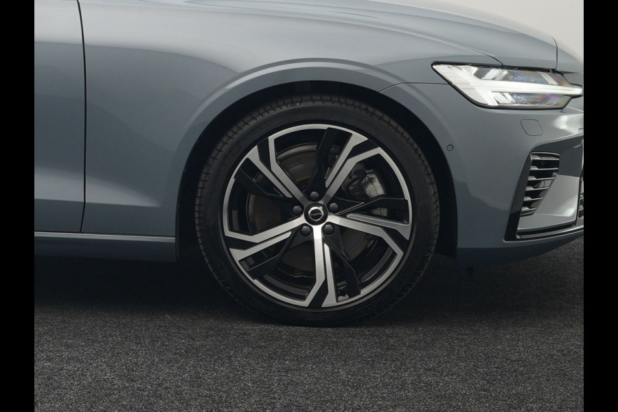 Volvo V60 T8 AWD Plus Dark Plug In Hybrid Thunder Grey 390pk Dealer O.H. Long Range PHEV | Panodak | Lederen Sportstoelen Memory | Pilot Assist | Google Assistant | Adaptive Cruise | Harman Kardon | Camera | Apple Carplay | Stoel & Stuurverwarming |
