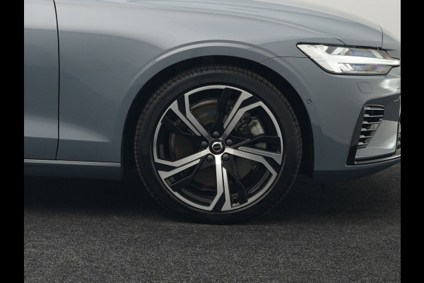 Volvo V60 T8 AWD Plus Dark Plug In Hybrid Thunder Grey 390pk Dealer O.H. Long Range PHEV | Panodak | Lederen Sportstoelen Memory | Pilot Assist | Google Assistant | Adaptive Cruise | Harman Kardon | Camera | Apple Carplay | Stoel & Stuurverwarming |