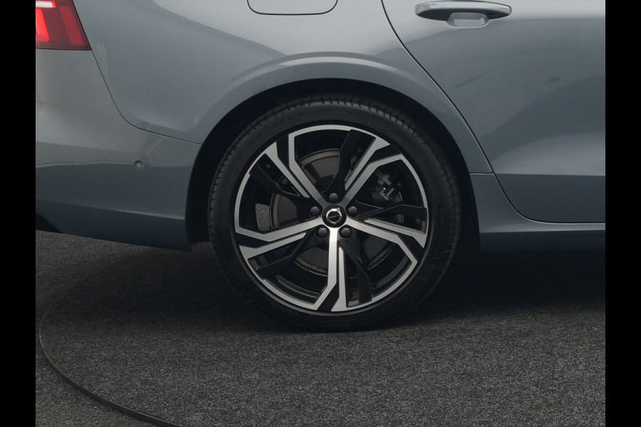 Volvo V60 T8 AWD Plus Dark Plug In Hybrid Thunder Grey 390pk Dealer O.H. Long Range PHEV | Panodak | Lederen Sportstoelen Memory | Pilot Assist | Google Assistant | Adaptive Cruise | Harman Kardon | Camera | Apple Carplay | Stoel & Stuurverwarming |