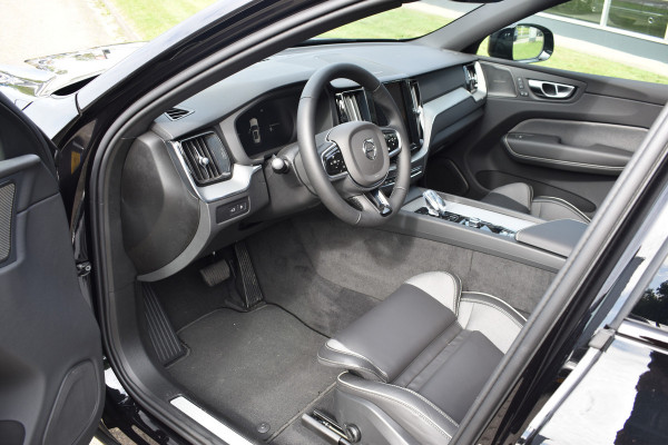 Volvo XC60 T6 350PK Plug-in hybrid AWD Plus Black Edition | 4000.- voorraadkorting| Panodak | H&K | 360 Camera | 21"LMV | ACC