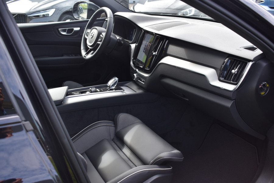Volvo XC60 T6 350PK Plug-in hybrid AWD Plus Black Edition | 4000.- voorraadkorting| Panodak | H&K | 360 Camera | 21"LMV | ACC