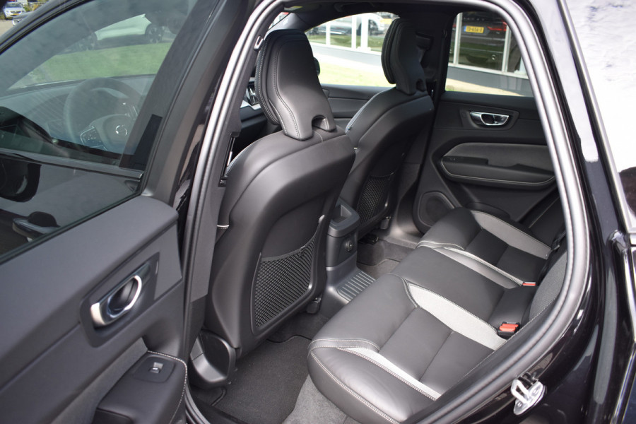 Volvo XC60 T6 350PK Plug-in hybrid AWD Plus Black Edition | 4000.- voorraadkorting| Panodak | H&K | 360 Camera | 21"LMV | ACC
